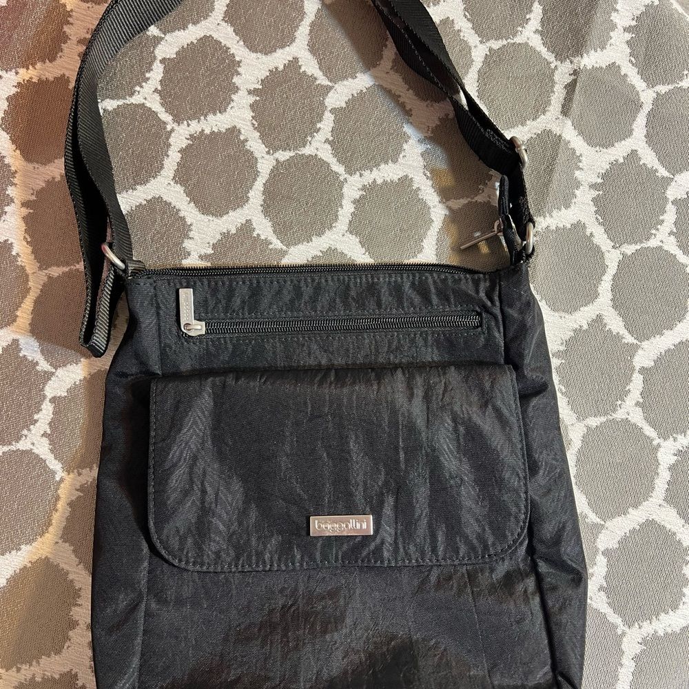 Baggallini Black Crossbody Bag with Adjustable Strap and Zipper Closure